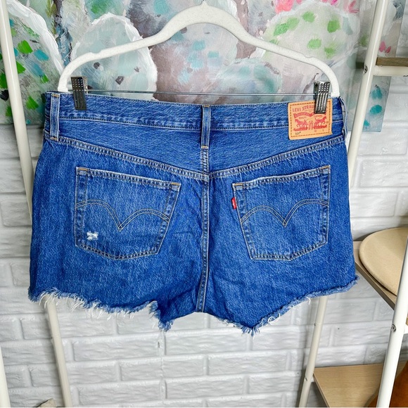 Levi’s 501 Raw Hem Shorts Size 34 - Picture 2 of 4